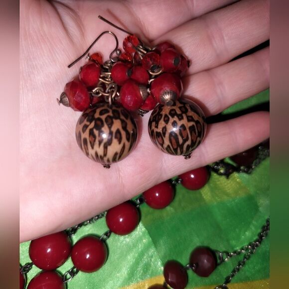 Matching red and leopard print beaded necklace and earrings - Picture 1 of 6